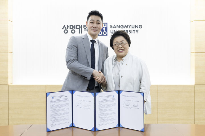 [서울=뉴시스] 조해(왼쪽) 암웨이 상무와 김종희 상명대 총장이 23일 푸드테크 분야 산학협력 협약을 체결하고 기념 사진을 촬영하고 있다. (사진=상명대 제공) 2026.07.24. photo@newsis.com *재판매 및 DB 금지