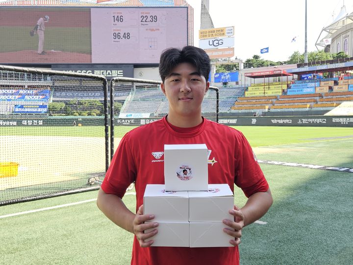 [서울=뉴시스] 선수단에 간식 박스 선물한 프로야구 SSG 랜더스의 김민준. (사진 = SSG 랜더스 제공) *재판매 및 DB 금지