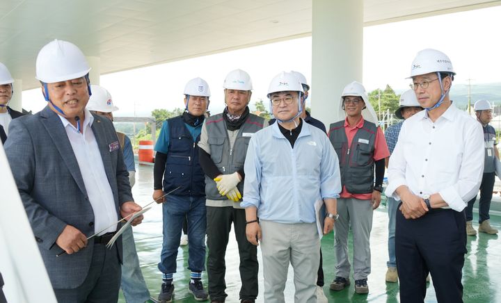 [제주=뉴시스] 제46회 전국장애인체육대회와 제107회 전국체육대회를 앞두고 24일 위성곤 제주지사(오른쪽 첫 번째)가 서귀포 강창학종합경기장에서 공사 진행 상황을 점검하고 있다. (사진=제주도 제공) 2026.07.24. photo@newsis.com *재판매 및 DB 금지