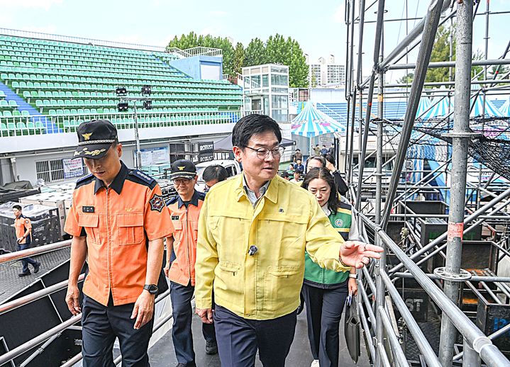 [원주=뉴시스] '싸이 흠뻑쇼' 현장 점검하는 구자열 원주시장. (사진= 원주시 제공) 2026.07.24. photo@newsis.com *재판매 및 DB 금지