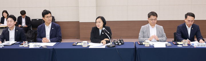 [군산=뉴시스] 김얼 기자 = 한성숙(가운데) 국무총리가 24일 전북 군산시 새만금개발청에서 열린 '새만금 투자 활성화 기업간담회'에 참석해 인사말을 하고 있다. (사진=전북특별자치도청 제공) 2026.07.24. pmkeul@newsis.com *재판매 및 DB 금지