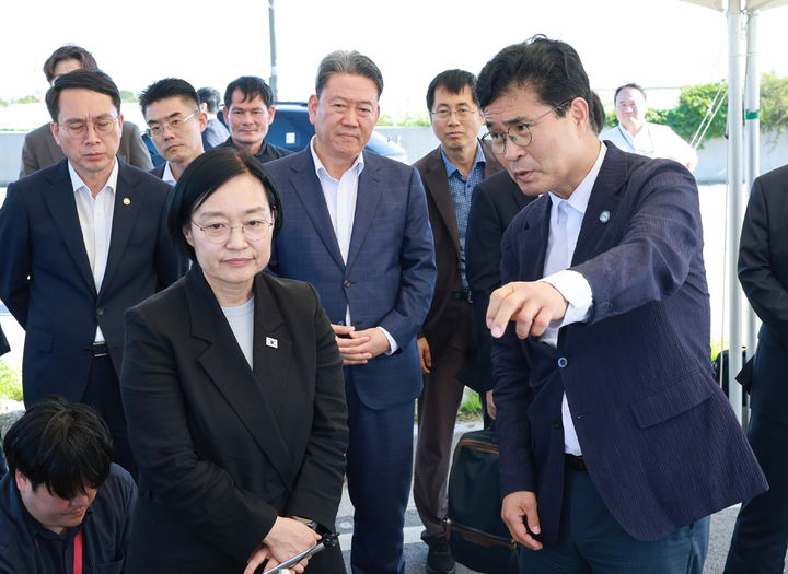 [군산=뉴시스] 한성숙 국무총리와 문성요 새만금개발청장은 지난 7월 24일 전북 군산시 새만금 국가산단 7공구를 방문해 이원택 전북특별자치도지사의 설명을 듣고 있다. photo@newsis.com *재판매 및 DB 금지