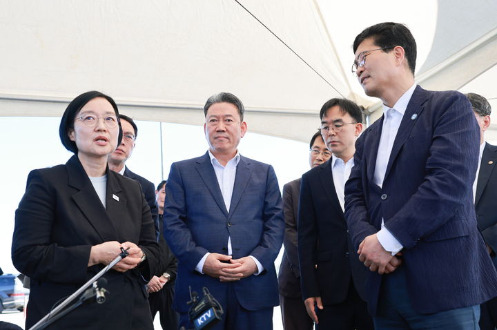 [군산=뉴시스] 김얼 기자 = 한성숙(왼쪽) 국무총리가 24일 전북 군산시 새만금 국가산단 7공구를 방문해 조성 현황 등을 점검하고 있다. (사진=전북특별자치도청 제공) 2026.07.24. pmkeul@newsis.com *재판매 및 DB 금지