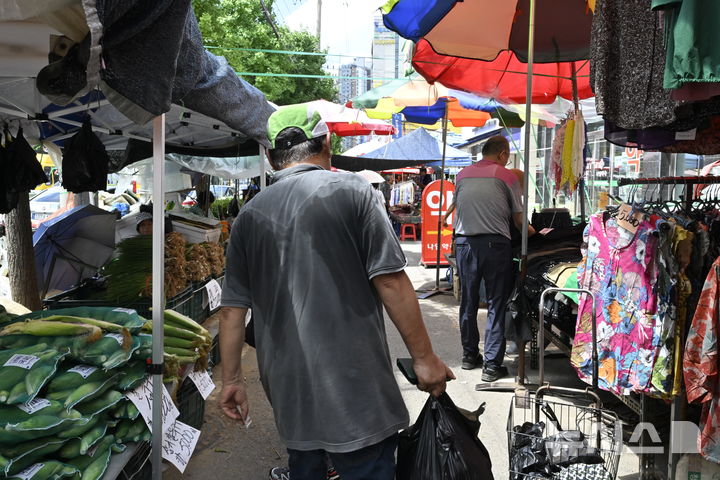 [전남광주=뉴시스] 양시원 기자 = 최고 체감온도 37도를 넘나드는 불볕더위가 이어진 24일 전남광주 북구 말바우시장을 방문한 손님의 옷이 땀으로 흠뻑 젖어있다. 2026.07.24. goodwrite97@newsis.com 