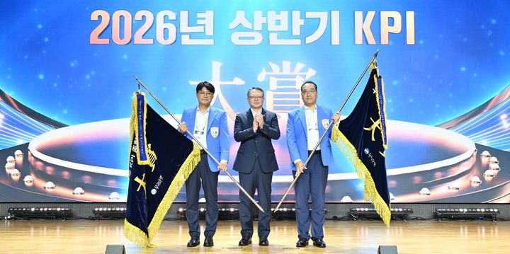 24일 서울 회현동 우리은행 본점에서 열린 하반기 경영전략회의에서 정진완 행장(가운데)이 상반기 핵심성과지표(KPI) 대상 수상 지점장들과 기념촬영을 하고 있다. (사진=우리은행 제공) *재판매 및 DB 금지