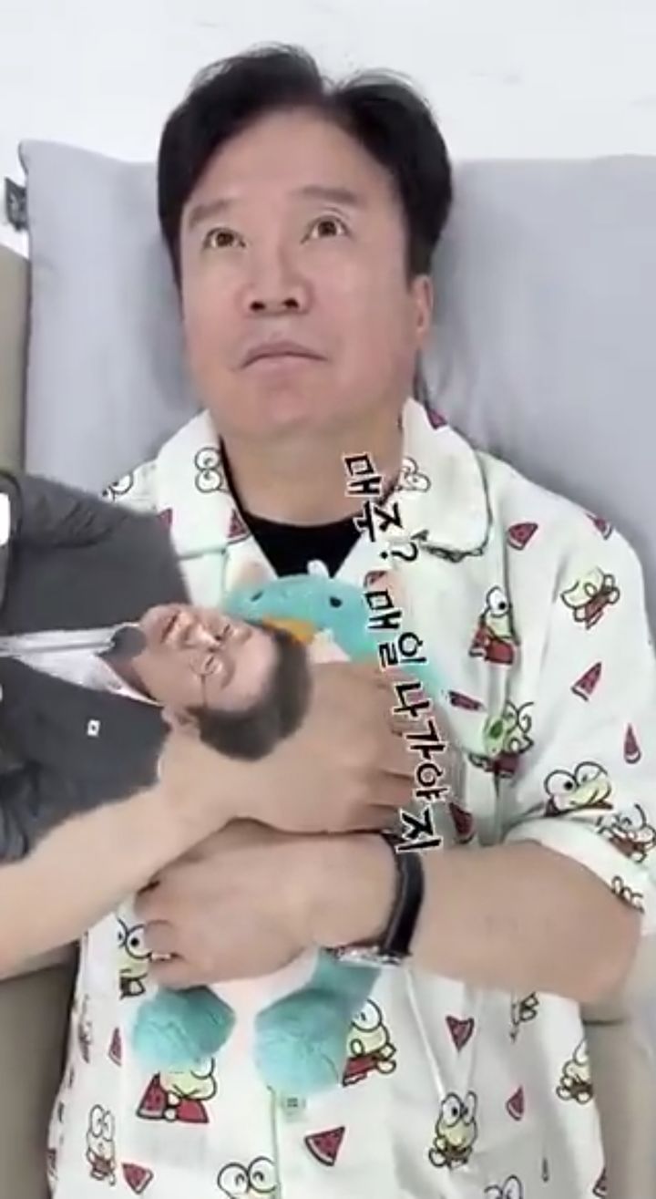 [서울=뉴시스] 김영훈 고용노동부 장관이 이재명 대통령의 발언을 활용한 쇼츠 영상에서 안전모를 착용하고 현장으로 향하는 모습을 연출했다. (사진='김영훈TV' 유튜브 채널 캡처)