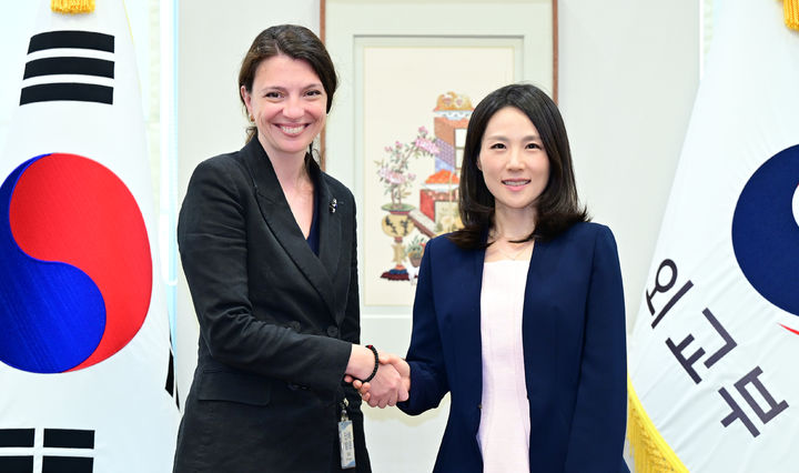 [서울=뉴시스] 김진아 외교부 제2차관, 루마니아 외교차관 면담. (사진=외교부 제공) 2026.07.24 *재판매 및 DB 금지
