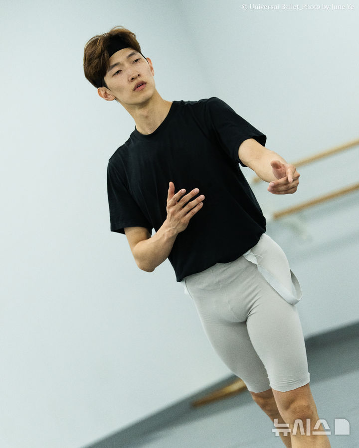  [서울=뉴시스]유니버설발레단(UBC) '백조의 호수' 주역(지그프리트) 무용수 이승민이 23일 서울 강서구 UBC 연습실에서 포즈를 취하고 있다. (사진=UBC 제공)
