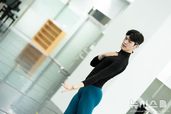  [서울=뉴시스]유니버설발레단(UBC) '백조의 호수' 주역(지그프리트) 무용수 유주형이 23일 서울 강서구 UBC 연습실에서 포즈를 취하고 있다. (사진=UBC 제공)