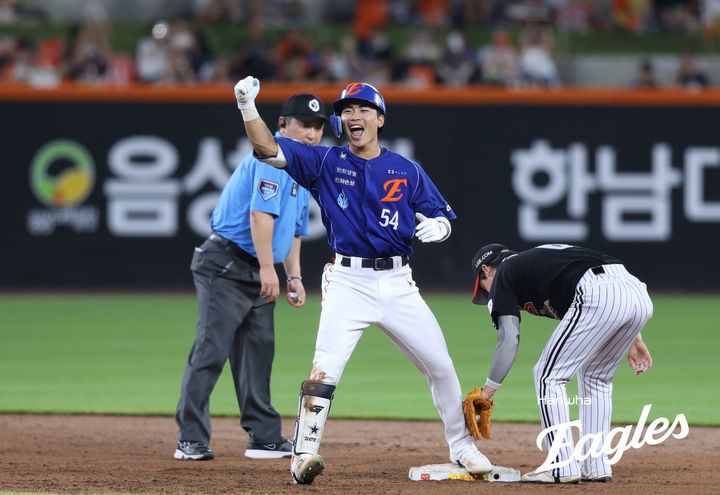 [서울=뉴시스] 프로야구 한화 이글스의 오재원이 24일 대전 한화생명볼파크에서 열린 2026 신한 쏠 KBO리그 홈 경기에서 LG 트윈스를 상대로 안타를 친 뒤 기뻐하고 있다. (사진=한화 이글스 제공) 2026.07.24.