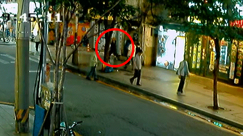 [서울=뉴시스] 김드보라 인턴기자 = 지난 23일 오후 7시 45분 종로의 5층 건물외벽에서 콘크리트 덩어리가 떨어져 행인이 다치는 사고가 발생했다. (영상=독자제공) *재판매 및 DB 금지
