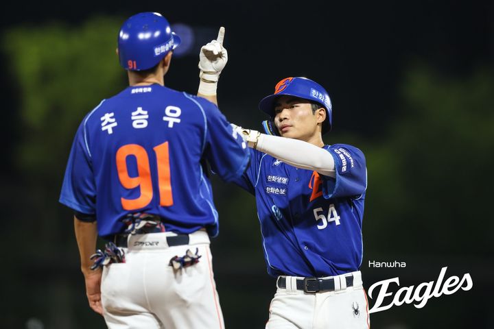[서울=뉴시스] 프로야구 한화 이글스의 오재원이 23일 광주-기아챔피언스필드에서 열린 2026 신한 쏠 KBO리그 원정 경기에서 KIA 타이거즈를 상대로 안타를 친 뒤 세리머니를 하고 있다. (사진=한화 이글스 제공) 2026.07.23. *재판매 및 DB 금지