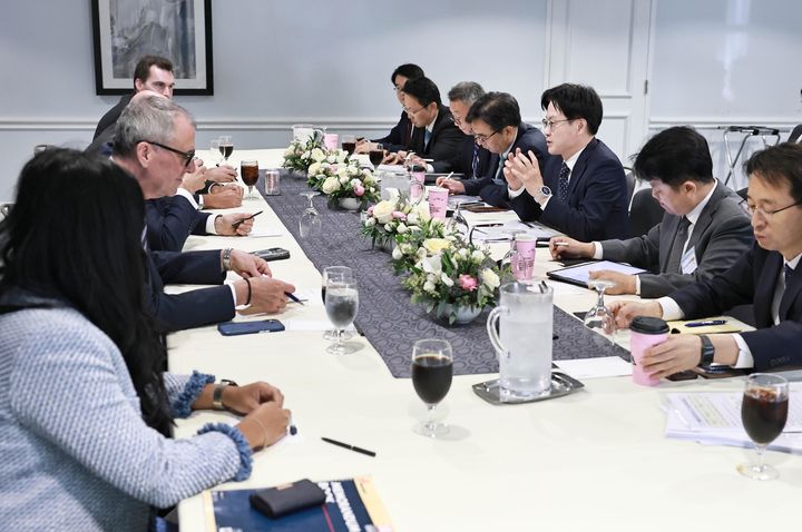 [서울=뉴시스] 김정관 산업통상부 장관이 23일(현지 시간) 미국 워싱턴 D.C. 메이프라워호텔에서 하워드 러트닉 미 상무부 장관과 면담하고 있다. (사진=산업통상부 제공) 2026.07.24. photo@newsis.com *재판매 및 DB 금지