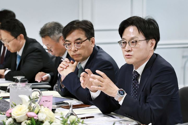 [서울=뉴시스] 김정관 산업통상부 장관이 23일(현지 시간) 미국 워싱턴 D.C. 메이프라워호텔에서 하워드 러트닉 미 상무부 장관과 면담하고 있다. (사진=산업통상부 제공) 2026.07.24. photo@newsis.com *재판매 및 DB 금지