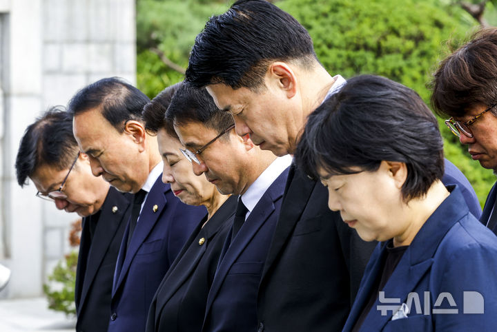 [서울=뉴시스] 정병혁 기자 = 한병도 더불어민주당 대표 직무대행 겸 원내대표, 정점식 국민의힘 원내대표, 김준형 조국혁신당 대표 권한대행 겸 원내대표, 후반기 상임위원장들을 비롯한 참석자들이 24일 서울 동작구 국립서울현충원 현충탑에 참배하고 있다.2026.07.24. jhope@newsis.com