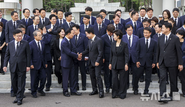 [서울=뉴시스] 정병혁 기자 = 조정식 국회의장과 한병도 더불어민주당 대표 직무대행 겸 원내대표, 정점식 국민의힘 원내대표, 김준형 조국혁신당 대표 권한대행 겸 원내대표, 후반기 상임위원장들을 비롯하 참석자들이 24일 서울 동작구 국립서울현충원 현충탑에 참배를 마친 뒤 이동하고 있다.2026.07.24. jhope@newsis.com