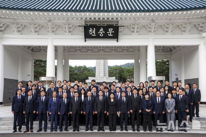 [서울=뉴시스] 정병혁 기자 = 조정식 국회의장과 한병도 더불어민주당 대표 직무대행 겸 원내대표, 정점식 국민의힘 원내대표, 김준형 조국혁신당 대표 권한대행 겸 원내대표, 후반기 상임위원장들을 비롯하 참석자들이 24일 서울 동작구 국립서울현충원 현충탑에 참배를 마친 뒤 기념촬영을 하고 있다.2026.07.24. jhope@newsis.com