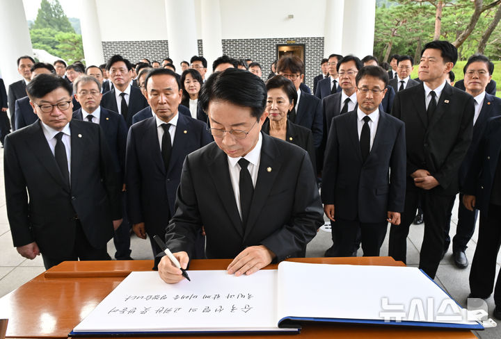 [서울=뉴시스] 정병혁 기자 = 조정식 국회의장이 24일 오전 서울 동작구 국립서울현충원을 찾아 참배한 뒤 방명록을 작성하고 있다. (공동취재) 2026.07.24. photo@newsis.com