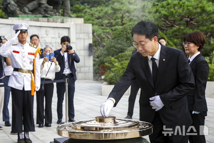 [서울=뉴시스] 정병혁 기자 = 조정식 국회의장이 24일 서울 동작구 국립서울현충원 현충탑에 참배하며 분향하고 있다.2026.07.24. jhope@newsis.com