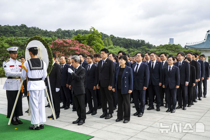 [서울=뉴시스] 정병혁 기자 = 조정식 국회의장과 한병도 더불어민주당 대표 직무대행 겸 원내대표, 정점식 국민의힘 원내대표, 김준형 조국혁신당 대표 권한대행 겸 원내대표, 후반기 상임위원장들을 비롯하 참석자들이 24일 서울 동작구 국립서울현충원 현충탑에 참배하고 있다.2026.07.24. jhope@newsis.com