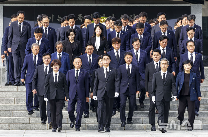 [서울=뉴시스] 정병혁 기자 = 조정식 국회의장과 한병도 더불어민주당 대표 직무대행 겸 원내대표, 정점식 국민의힘 원내대표, 김준형 조국혁신당 대표 권한대행 겸 원내대표, 후반기 상임위원장들을 비롯한 참석자들이 24일 서울 동작구 국립서울현충원 현충탑 참배를 마친 뒤 이동하고 있다.2026.07.24. jhope@newsis.com