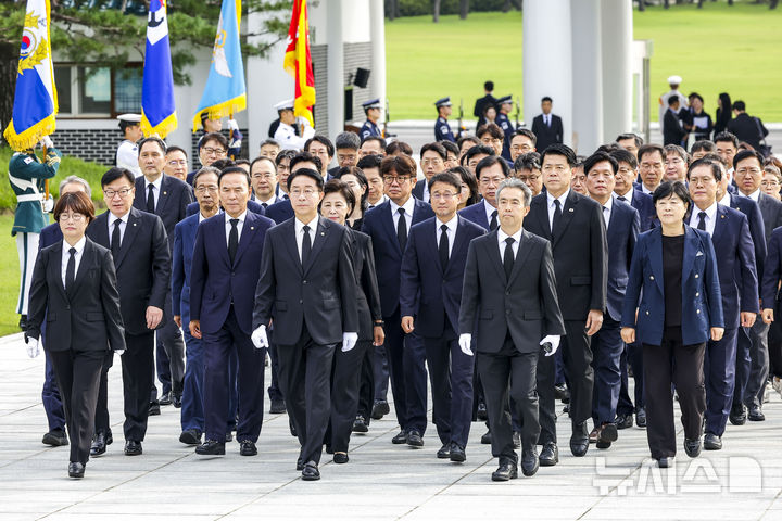 [서울=뉴시스] 정병혁 기자 = 조정식 국회의장과 한병도 더불어민주당 대표 직무대행 겸 원내대표, 정점식 국민의힘 원내대표, 김준형 조국혁신당 대표 권한대행 겸 원내대표, 후반기 상임위원장들을 비롯한 참석자들이 24일 서울 동작구 국립서울현충원 현충탑에 참배하기 위해 이동하고 있다.2026.07.24. jhope@newsis.com