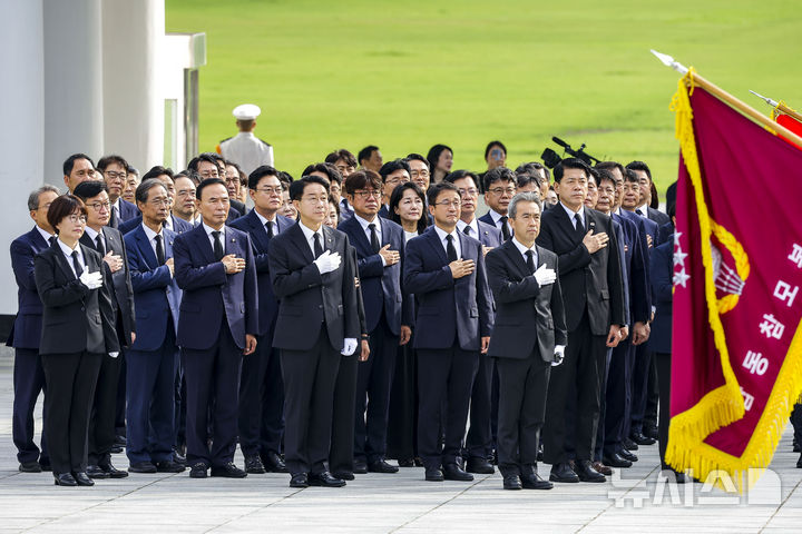 [서울=뉴시스] 정병혁 기자 = 조정식 국회의장과 한병도 더불어민주당 대표 직무대행 겸 원내대표, 정점식 국민의힘 원내대표, 김준형 조국혁신당 대표 권한대행 겸 원내대표, 후반기 상임위원장들을 비롯한 참석자들이 24일 서울 동작구 국립서울현충원 현충탑에 참배하기 위해 이동하며 국기에 대한 경례를 하고 있다.2026.07.24. jhope@newsis.com