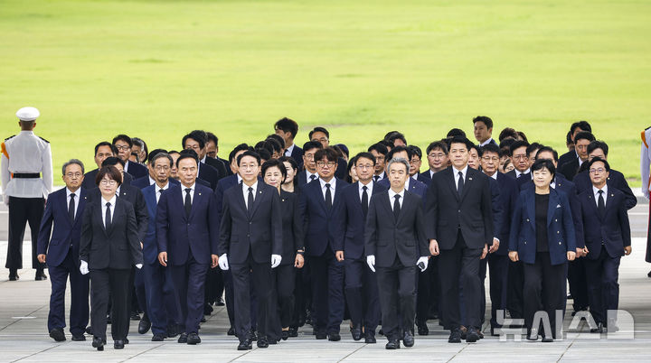 [서울=뉴시스] 정병혁 기자 = 조정식 국회의장과 한병도 더불어민주당 대표 직무대행 겸 원내대표, 정점식 국민의힘 원내대표, 김준형 조국혁신당 대표 권한대행 겸 원내대표, 후반기 상임위원장들을 비롯한 참석자들이 24일 서울 동작구 국립서울현충원 현충탑에 참배하기 위해 이동하고 있다.2026.07.24. jhope@newsis.com