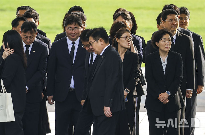 [서울=뉴시스] 정병혁 기자 = 한병도 더불어민주당 대표 직무대행 겸 원내대표와 정점식 국민의힘 원내대표가 24일 서울 동작구 국립서울현충원 현충탑에 참배에 앞서 대화를 나누고 있다. 2026.07.24. jhope@newsis.com