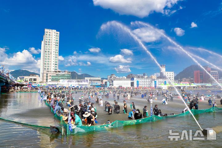 [장흥=뉴시스] 이창우 기자= 제19회 정남진 장흥 물축제가 25일부터 내달 2일까지 9일간 청정 수질을 유지한 탐진강과 편백숲 우드랜드, 빠삐용zip 일원에서 더위 사냥 열전에 돌입한다. 사진은 지난해 축제 모습. (사진=장흥군 제공) 2026.07.24. photo@newsis.com *재판매 및 DB 금지