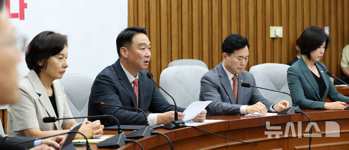 [서울=뉴시스] 고범준 기자 = 정희용 국민의힘 사무총장이 24일 서울 여의도 국회에서 열린 원내대책회의에서 발언하고 있다. 오른쪽 두번째는 김승수 원내운영수석부대표. 이날 정점식 원내대표는 불참했다. 2026.07.24. bjko@newsis.com