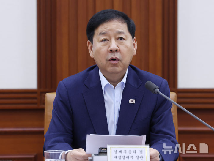 [서울=뉴시스] 조수정 기자 = 사진은 구윤철 경제부총리 겸 재정경제부 장관이 지난 24일 오전 서울 종로구 정부서울청사에서 민생물가 특별관리 관계장관TF 회의를 주재하고 있는 모습. 2026.07.24. chocrystal@newsis.com