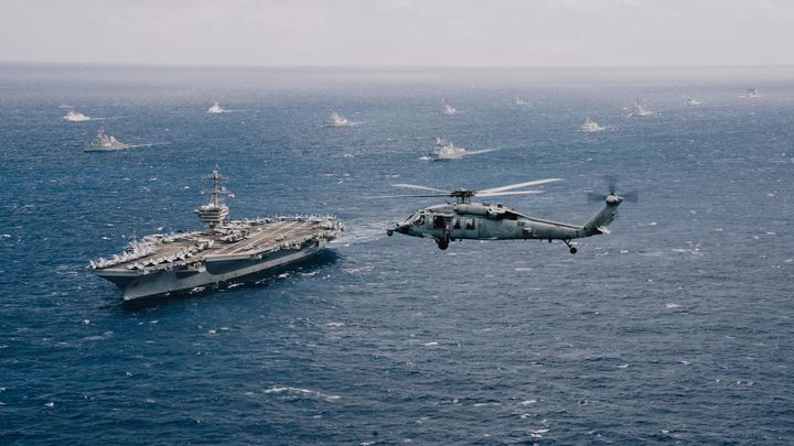 [서울=뉴시스] 2026 환태평양훈련(RIMPAC)에 참가한 연합해군 전력이 22일(현지 시간) 미국 하와이 제도 북부에서 해상훈련을 실시하고 있다. 대한민국 해군에서는 이지스구축함 정조대왕함(DDG, 8200톤급), 잠수함 도산안창호함(SS-III, 3000톤급), 호위함 대전함(FFG, 3100톤급), 상륙함 천자봉함(LST-II, 4900톤급)이 훈련에 참가했다. (사진=미 해군 제공) 2026.07.24. photo@newsis.com *재판매 및 DB 금지