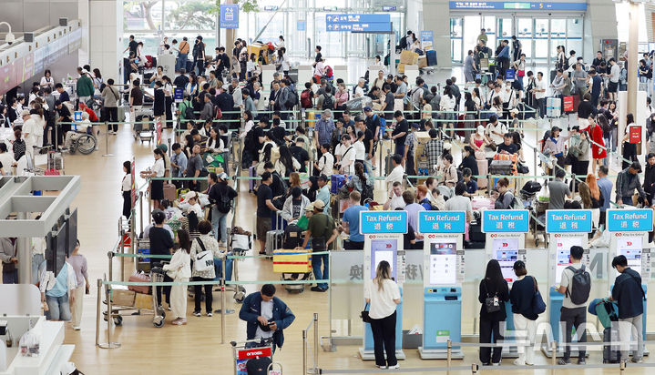 [인천공항=뉴시스] 최동준 기자 = 휴가철인 24일 인천국제공항 출국장에서 여행객이 출국 수속을 하기 위해 줄을 서고 있다. 2026.07.24. photocdj@newsis.com