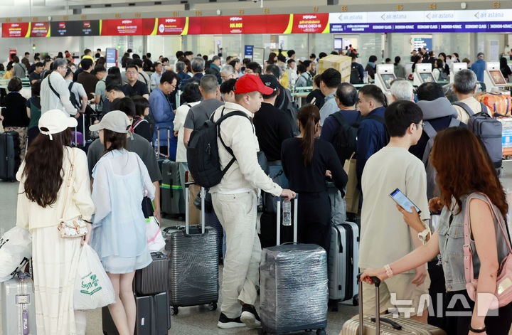 [인천공항=뉴시스] 최동준 기자 = 지난 7월 24일 인천국제공항 출국장에서 여행객이 출국 수속을 하기 위해 줄을 서고 있다. (사진은 기사와 관련이 없습니다.) 2026.07.24. photocdj@newsis.com