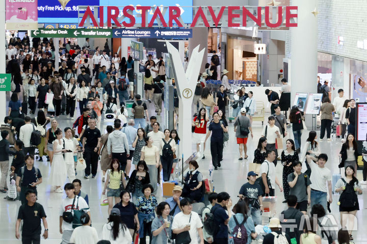 [인천공항=뉴시스] 최동준 기자 = 지난 24일 인천국제공항 면세 구역이 여행객으로 북적이고 있다. (사진은 기사와 관련이 없습니다.) 2026.07.24. photocdj@newsis.com