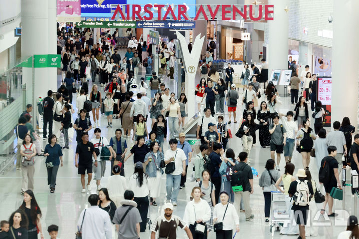 [인천공항=뉴시스] 최동준 기자 = 휴가철인 24일 인천국제공항 면세 구역이 여행객으로 북적이고 있다. 2026.07.24. photocdj@newsis.com