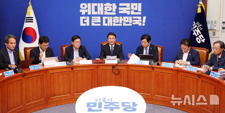 [서울=뉴시스] 고범준 기자 = 한병도 더불어민주당 대표 직무대행 겸 원내대표가 24일 서울 여의도 국회에서 열린 최고위원회의에서 발언하고 있다. 2026.07.24. bjko@newsis.com