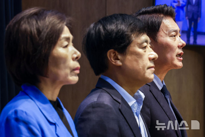 [서울=뉴시스] 정병혁 기자 = 최민희, 한민수, 이성윤 더불어민주당 최고위원 후보가 24일 서울 여의도 국회 소통관에서 김민석 당대표 후보의 신천지 의혹 제기 관련 기자회견을 하고 있다. 2026.07.24. jhope@newsis.com