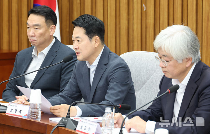 [서울=뉴시스] 최진석 기자 = 장동혁(가운데) 국민의힘 대표가 24일 여의도 국회에서 열린 '규제에서 시장으로, 징벌에서 합리로' 국민의힘 부동산정책 정상화 토론회에서 발언하고 있다. 2026.07.24. myjs@newsis.com