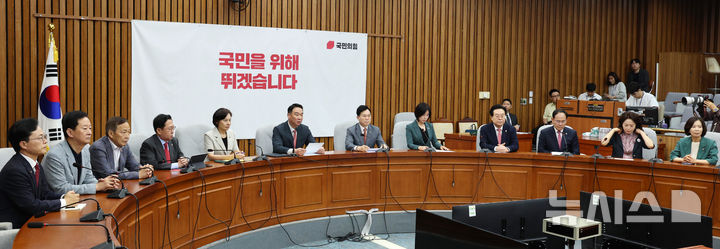 [서울=뉴시스] 고범준 기자 = 정희용(왼쪽 여섯번째) 국민의힘 사무총장이 24일 서울 여의도 국회에서 열린 원내대책회의에서 발언하고 있다. 이날 정점식 원내대표는 불참했다. 2026.07.24. bjko@newsis.com