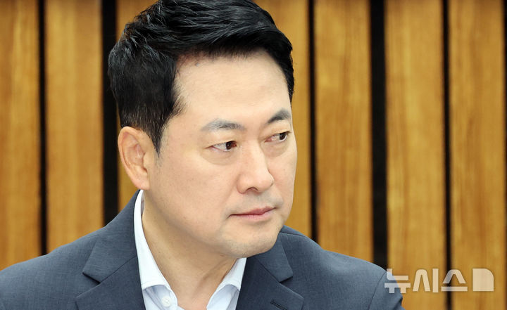 [서울=뉴시스] 최진석 기자 = 장동혁 국민의힘 대표가 24일 여의도 국회에서 열린 '규제에서 시장으로, 징벌에서 합리로' 국민의힘 부동산정책 정상화 토론회에 참석하고 있다. 2026.07.24. myjs@newsis.com