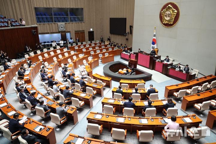 [서울=뉴시스] 최진석 기자 = 이광재 국회 예결위원장이 24일 여의도 국회에서 예산결산특별위원회 제2차 전체회의를 주재하고 있다. 2026.07.24. myjs@newsis.com