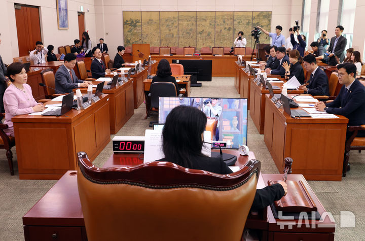 [서울=뉴시스] 최진석 기자 = 이재정 국회 문체위원장이 24일 여의도 국회에서 문화체육관광위윈회 제3차 전체회의를 주재하고 있다. 2026.07.24. myjs@newsis.com
