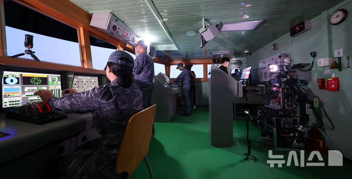 [창원=뉴시스] 사진공동취재단 = 23일 경남 창원 진해구 해군교육사령부 조함훈련장 시뮬레이터에서 진행된 ‘해상 당직업무 수행 로봇 전투실험’에서 한국과학기술원(KAIST)이 개발한 인간형 로봇(휴머노이드) ‘파이봇(PIBOT)’이 조타수 임무를 수행하고 있다. 2026.07.24. photo@newsis.com