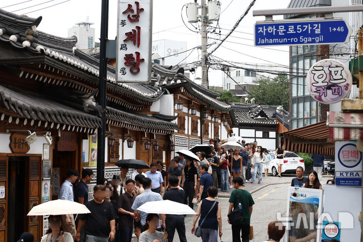 [서울=뉴시스] 고승민 기자 = 중복을 하루 앞둔 지난 24일 서울의 한 삼계탕 음식점을 찾은 시민과 외국인 관광객이 줄지어 대기하고 있다. 2026.07.24. kkssmm99@newsis.com