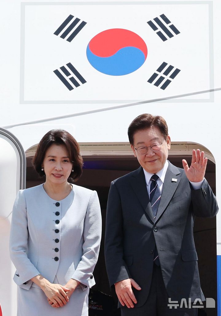 [성남=뉴시스] 김진아 기자 = AI서밋 참석차 샌프란시스코를 방문하는 이재명 대통령과 김혜경 여사가 24일 경기 성남 서울공항에서 공군 1호기에 올라 인사하고 있다. 2026.07.24. bluesoda@newsis.com