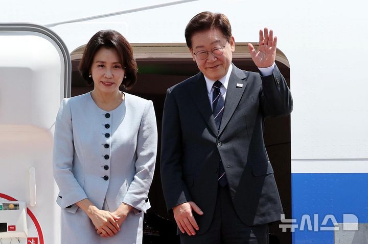[성남=뉴시스] 김진아 기자 = AI서밋 참석차 샌프란시스코를 방문하는 이재명 대통령과 김혜경 여사가 24일 경기 성남 서울공항에서 공군 1호기에 올라 인사하고 있다. 2026.07.24. bluesoda@newsis.com