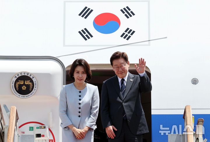 [성남=뉴시스] 김진아 기자 = AI서밋 참석차 샌프란시스코를 방문하는 이재명 대통령과 김혜경 여사가 24일 경기 성남 서울공항에서 공군 1호기에 올라 인사하고 있다. 2026.07.24. bluesoda@newsis.com