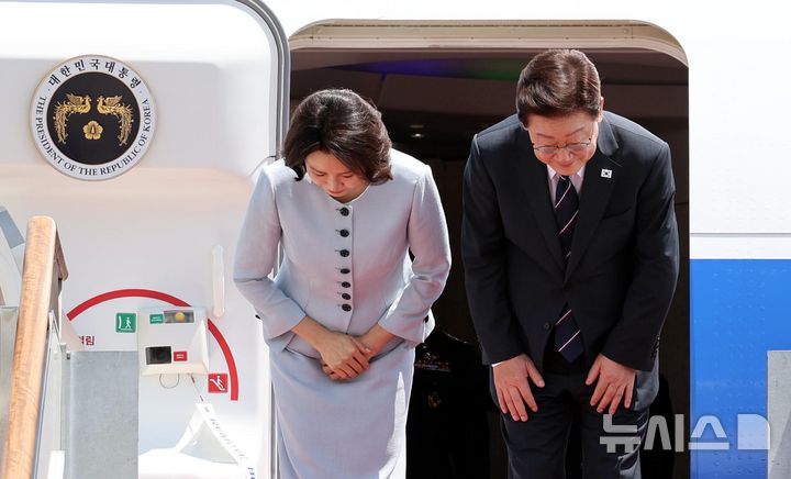 [성남=뉴시스] 김진아 기자 = AI서밋 참석차 샌프란시스코를 방문하는 이재명 대통령과 김혜경 여사가 24일 경기 성남 서울공항에서 공군 1호기에 올라 인사하고 있다. 2026.07.24. bluesoda@newsis.com